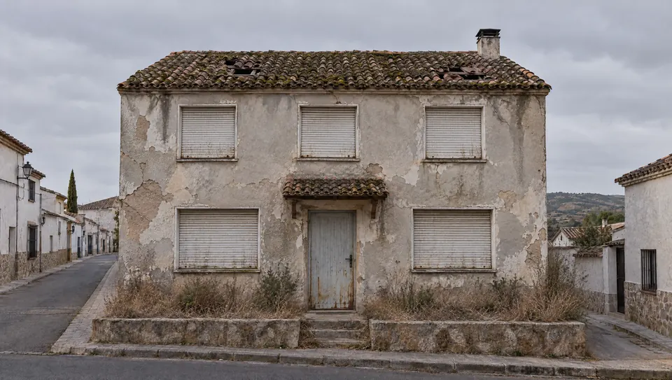 Antes: casa abandonada, con la fachada desconchada